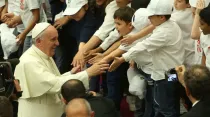 El Papa Francisco saluda a un grupo de niños en el Vaticano. Crédito: Daniel Ibáñez / ACI Prensa