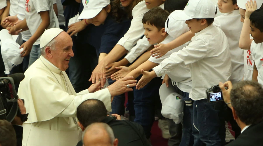 El Papa Francisco saluda a un grupo de niÃ±os. Foto: Daniel IbÃ¡Ã±ez / ACI Prensa