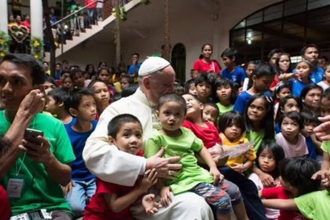 Conmovedor encuentro del Papa Francisco con los niños sin hogar en Filipinas