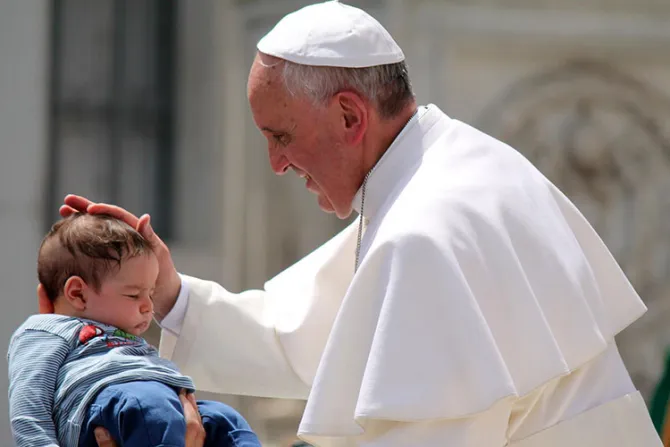 Papa Francisco: Los niños nunca son un error y con ellos “¡no se juega!”