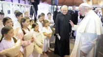 El Papa Francisco junto con niños de Nomadelfia. Foto: Vatican Media