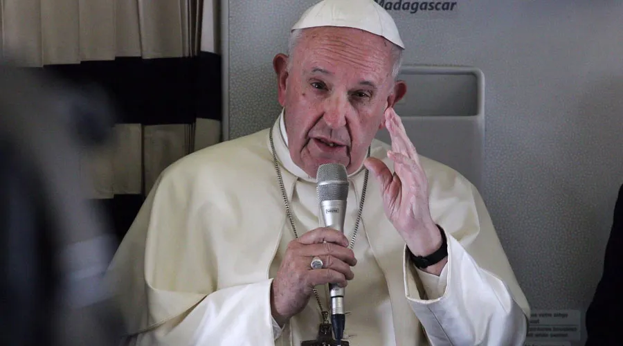 El Papa Francisco en el vuelo de regreso de África. Crédito: Edward Pentin / ACI?w=200&h=150