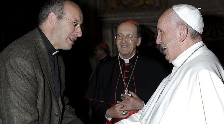Papa Francisco y el P. José Antonio Satué, nuevo Obispo de de Teruel-Albarracín en España. Crédito: CEE.