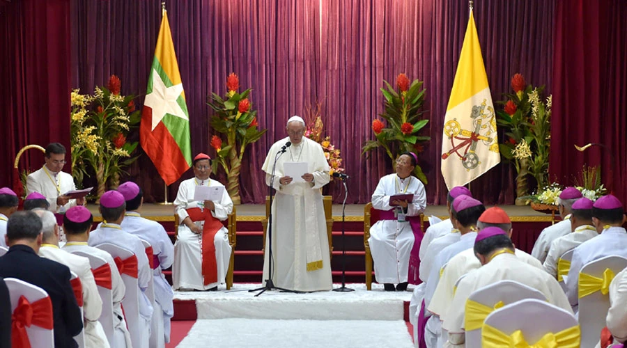 El Papa Francisco pronuncia su discurso ante los Obispos de Myanmar. Foto: L'Osservatore Romano?w=200&h=150