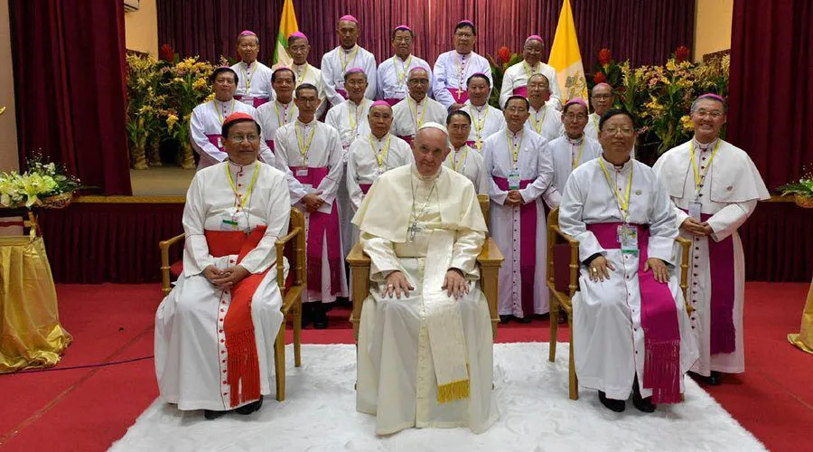 El Papa Francisco con los obispos de Myanmar. Foto: L'Osservatore Romano