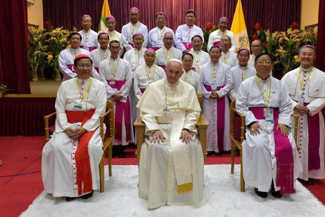 ¿Por qué obispos y cardenales se visten de blanco como el Papa en Myanmar?