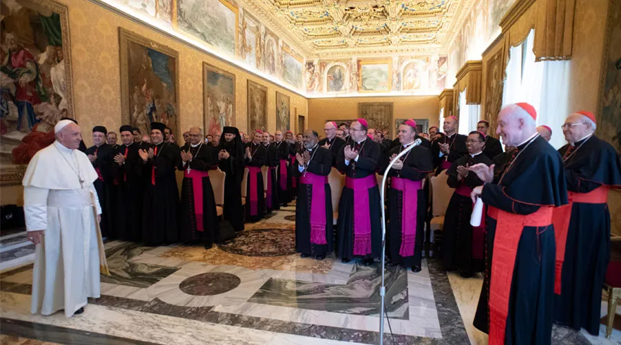 El Papa saluda a los Obispos orientales. Foto: Vatican Media