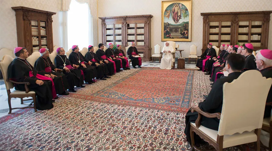 El Papa Francisco junto con los Obispos paraguayos. Foto: L'Osservatore Romano?w=200&h=150