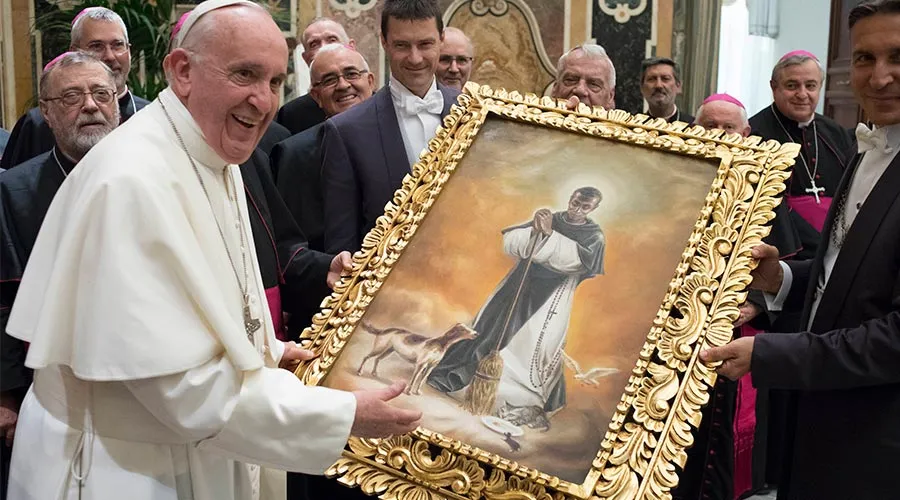 Papa Francisco con cuadro de San Martín de Porres y Obispos del Perú. Foto: L'Osservatore Romano.