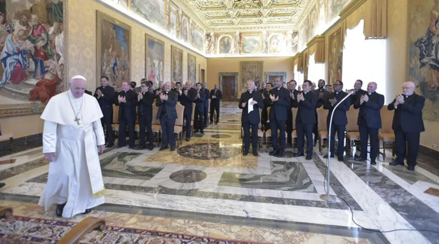 El Papa Francisco junto con los Misioneros Oblatos. Foto: Vatican Media