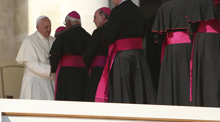 El Papa Francisco saluda a un grupo de obispos. Foto: Daniel Ibáñez / ACI Prensa ?w=200&h=150
