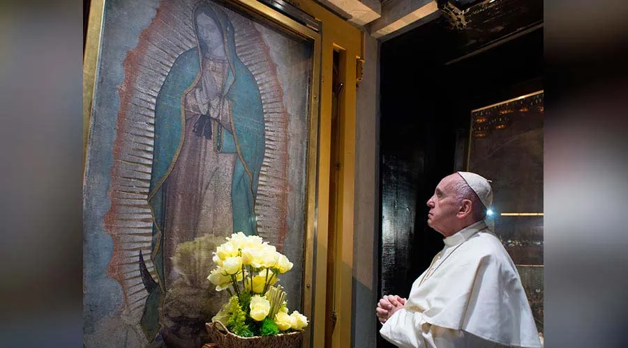 El Papa Francisco reza ante Imagen de la Virgen de Guadalupe durante su viaje apostólico a México / Foto: L´Osservatore Romano?w=200&h=150