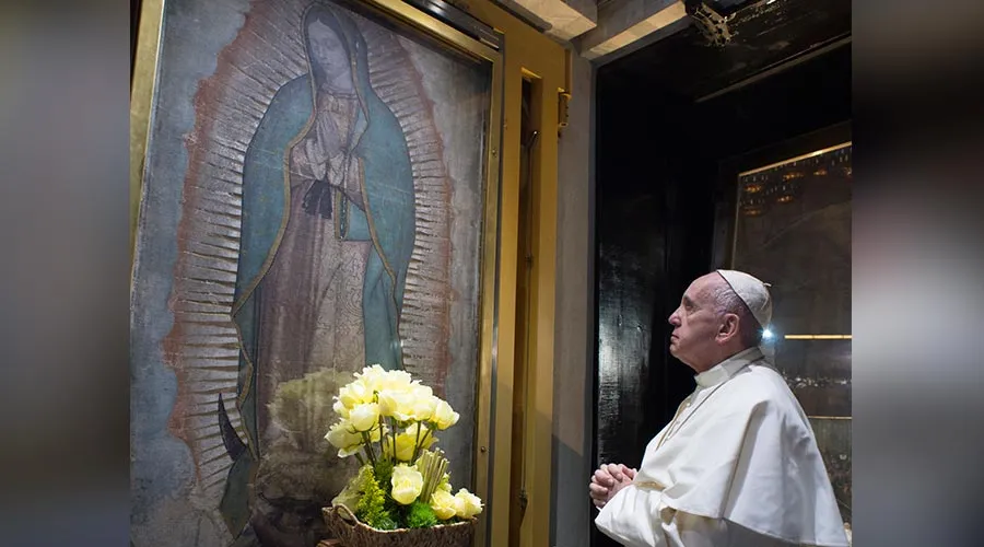 El Papa Francisco reza ante Imagen de la Virgen de Guadalupe durante su viaje apostólico a México / Foto: L´Osservatore Romano