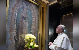 El Papa Francisco reza ante Imagen de la Virgen de Guadalupe durante su viaje apostu00f3lico a Mu00e9xico / Foto: Lu00b4Osservatore Romano 