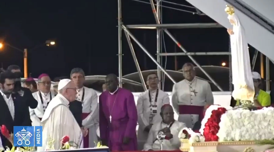 El Papa Francisco reza ante la imagen peregrina oficial de la Virgen de Fátima en Panamá. Captura Youtube?w=200&h=150