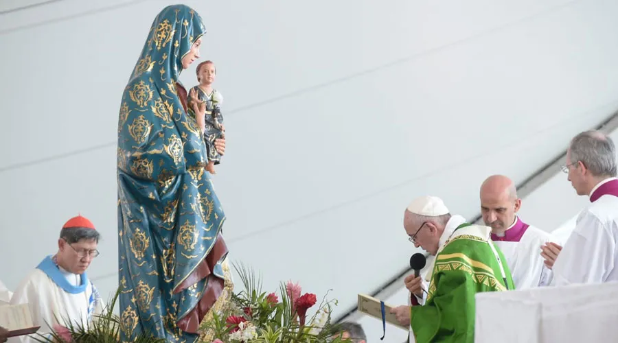 El Papa Francisco reza ante la imagen de Santa María La Antigua en el Campo San Juan Pablo II en Panamá. Foto:  Vatican Media