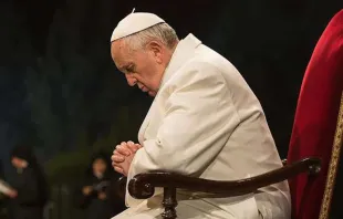 El Papa Francisco en oración. (Foto de archivo). Crédito: Vatican Media 