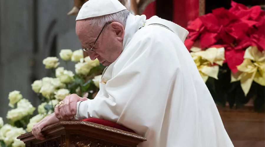 El Papa Francisco en oración. Foto: Vatican Media