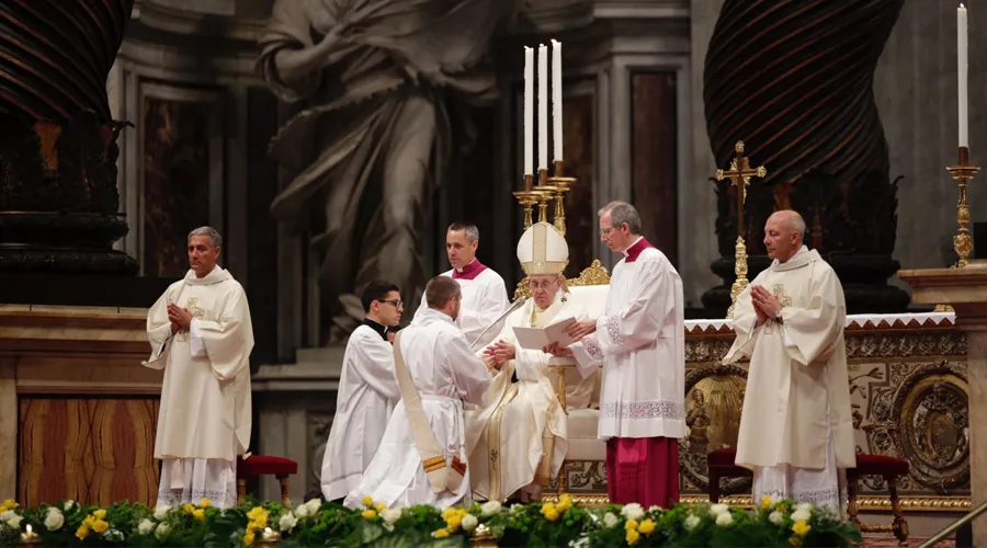El Papa durante las ordenaciones sacerdotales. Foto: Daniel Ibáñez / ACI Prensa?w=200&h=150
