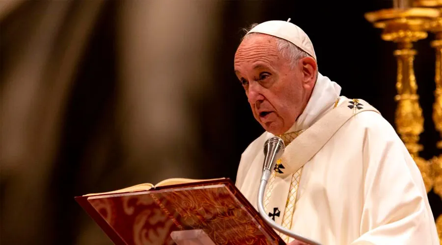 El Papa a los nuevos sacerdotes: “No ensuciéis la Eucaristía con intereses mezquinos”