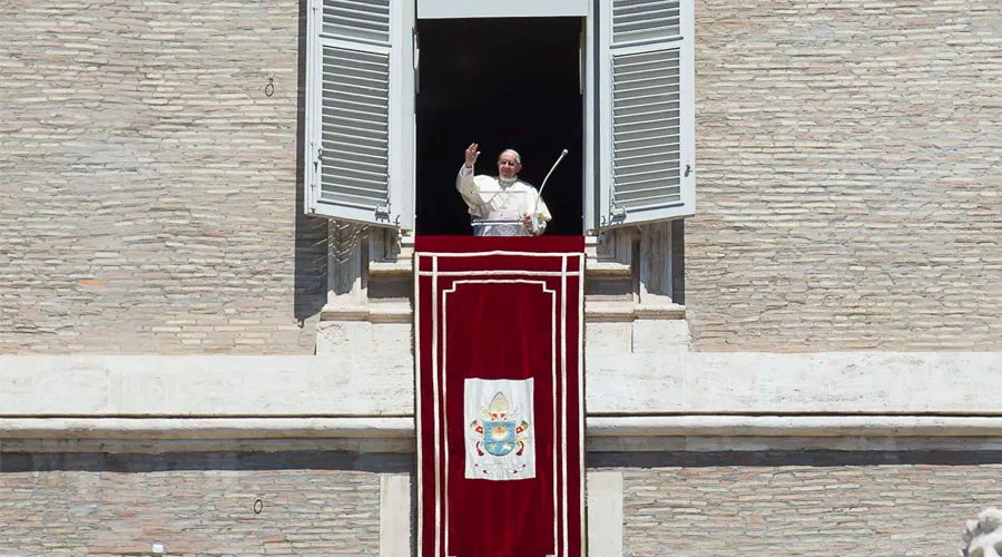 El Papa Francisco saluda a los fieles congregados en el Vaticano. Foto: Vatican Media