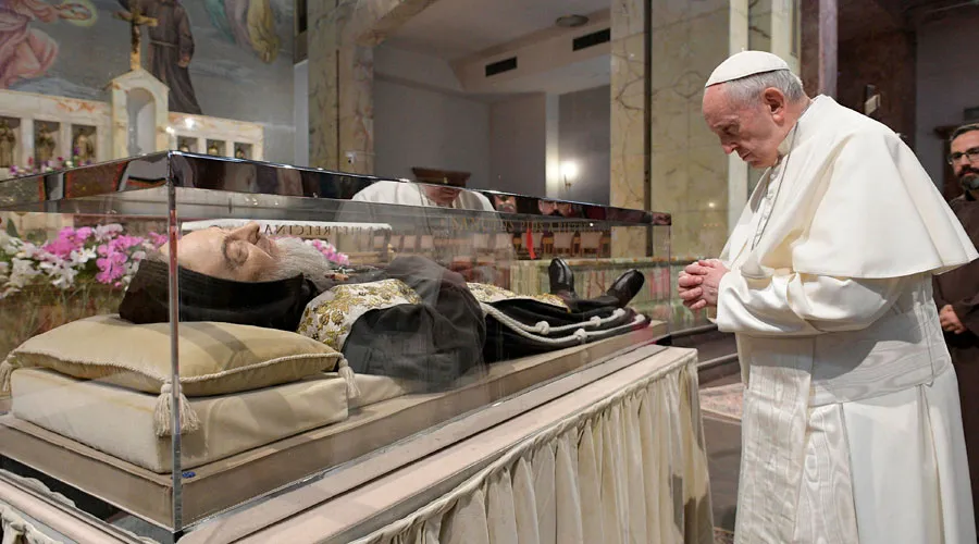 El Papa reza ante las reliquias del Padre Pío. Foto: Vatican Media
