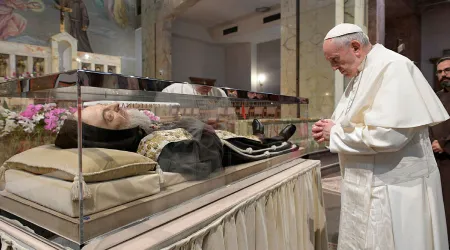 El Papa reza ante el cuerpo del Padre Pío en San Giovanni Rotondo