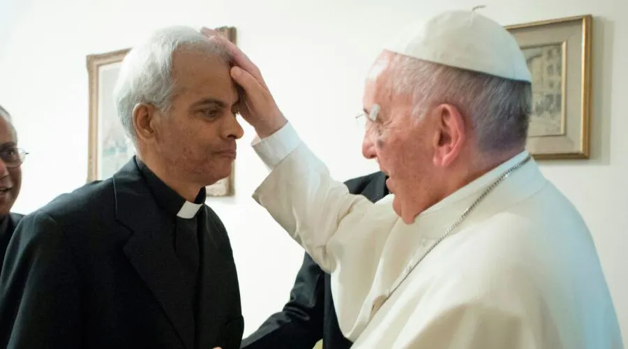 El P. Tom Uzhunnalil junto al Papa Francisco. Foto: L'Osservatore Romano