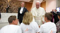 El Papa Francisco recibe a los miembros de la asociación de padres. Foto: Vatican Media