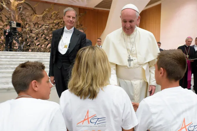 El Papa defiende la alianza entre maestros y familias para la educación de los hijos