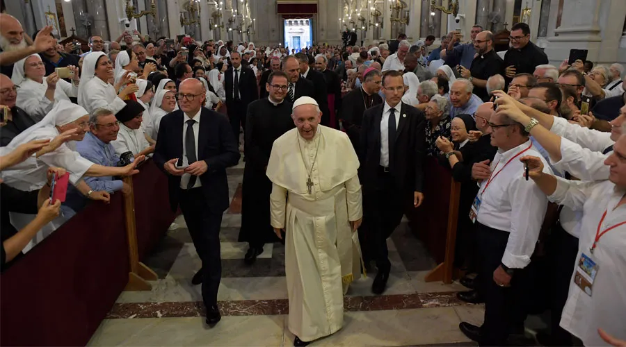 El Papa Francisco accede a la Catedral de Palermo. Foto: Vatican Media