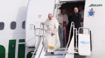 El Papa desciende del avión que lo llevó a Panamá. Foto: Daniel Ibáñez / ACI Prensa