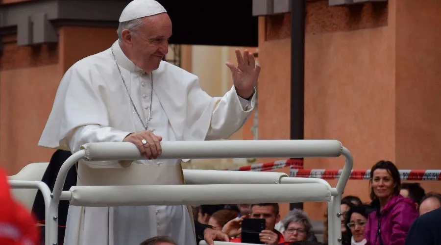 El Papa Saluda a los peregrinos tras el rezo del Ángelus en Carpi. Foto: Marco Mancini / ACI Stampa?w=200&h=150