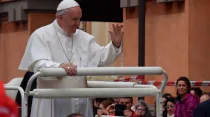 El Papa Saluda a los peregrinos tras el rezo del Ángelus en Carpi. Foto: Marco Mancini / ACI Stampa