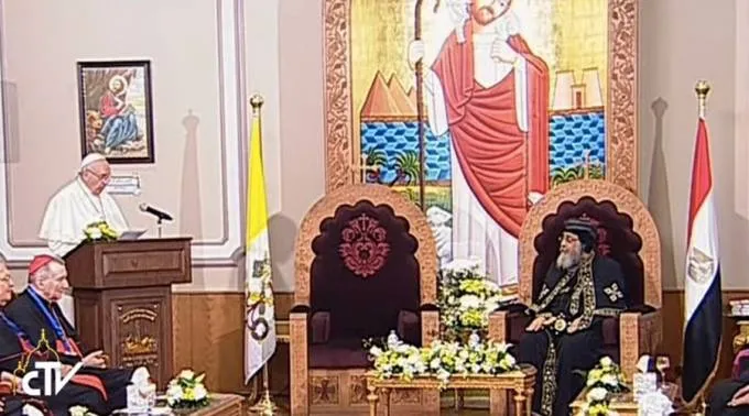 El Papa a coptos ortodoxos en Egipto: La sangre inocente de los fieles nos une