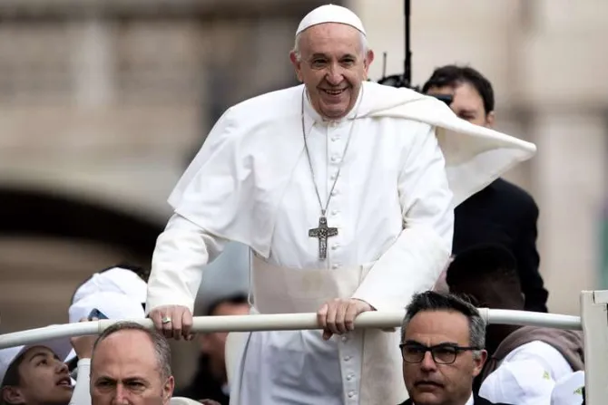 El Papa invita a sumarse a la iniciativa “un millón de niños rezan el Rosario”