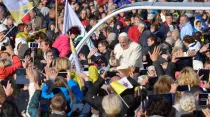 El Papa a su llegada al Parque Santakos de Kaunas. Foto: Vatican Media