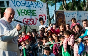 El Papa Francisco durante una de sus anteriores visitas a una parroquia romana / Foto: L'Osservatore Romano 
