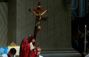 El Papa Francisco en la Celebraciu00f3n de la Pasiu00f3n del Seu00f1or este Viernes Santo en la Basu00edlica de San Pedro. Cru00e9dito: Captura Youtube Vatican Media 