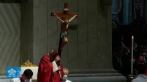 El Papa Francisco en la Celebración de la Pasión del Señor este Viernes Santo en la Basílica de San Pedro. Crédito: Captura Youtube Vatican Media