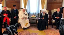 El Papa Francisco con el Patriarca Neófito. Foto: VAMP POOL
