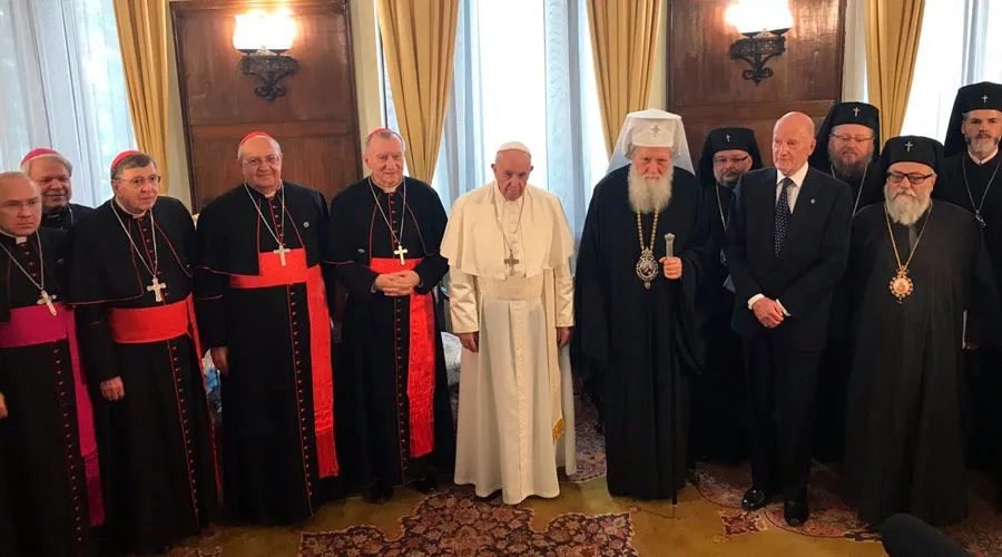 El Papa y el Patriarca Neófito con sus delegaciones. Foto: VAMP POOL