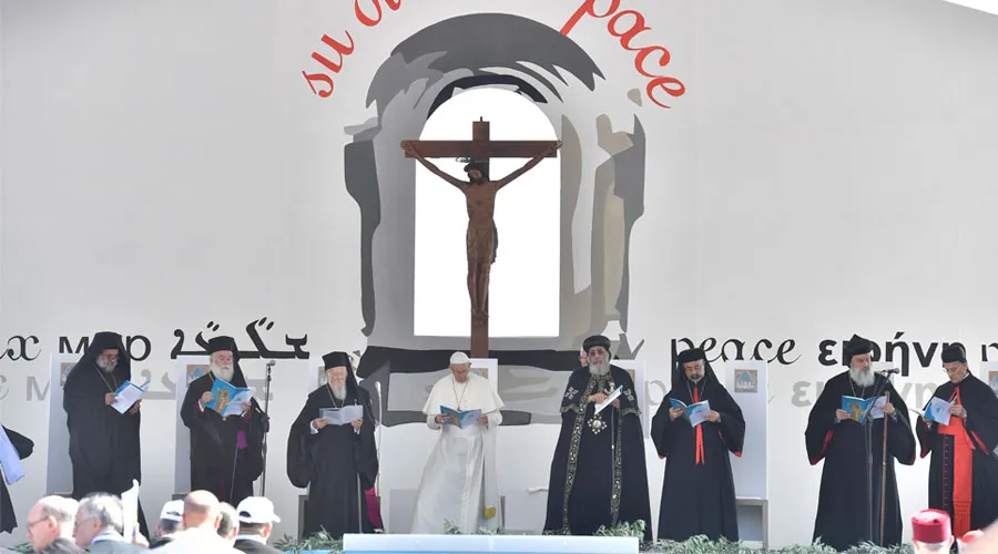 El Papa Francisco y los Patriarcas Orientales en el encuentro en Bari. Foto: Vatican Media?w=200&h=150