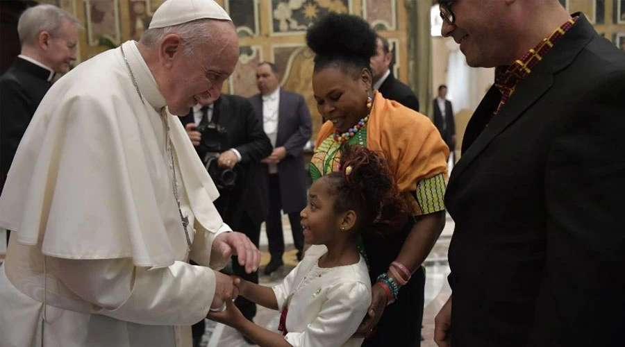 El Papa Francisco saluda a familiares de los miembros del Comité. Foto: Vatican Media?w=200&h=150