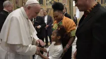 El Papa Francisco saluda a familiares de los miembros del Comité. Foto: Vatican Media