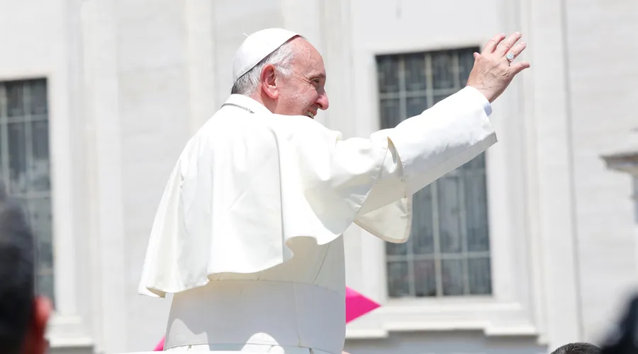 El Papa Francisco saluda a los fieles en Pentecostés. Foto: Daniel Ibáñez / ACI Prensa?w=200&h=150