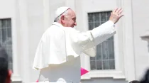 El Papa Francisco saluda a los fieles en Pentecostés. Foto: Daniel Ibáñez / ACI Prensa