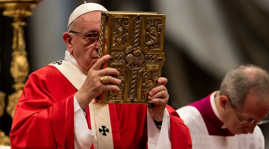 El Papa durante la Misa de Pentecostás. Foto: Daniel Ibáñez / ACI Prensa