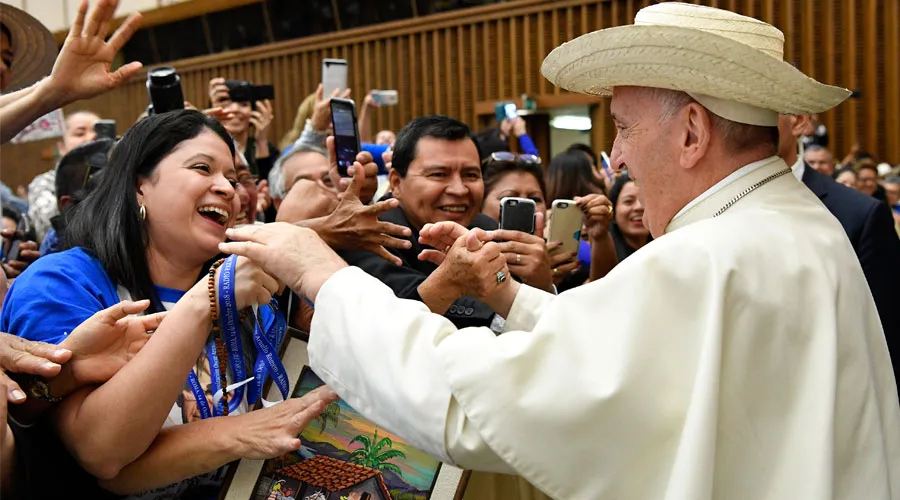El Papa con los peregrinos de El Salvador. Foto: Vatican Media?w=200&h=150