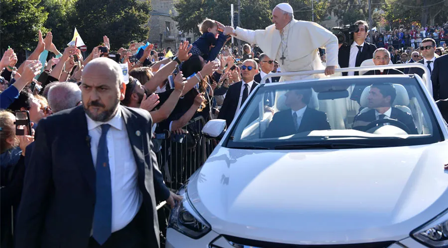 El Papa a su llegada a Piazza Armerina. Foto: Vatican Media